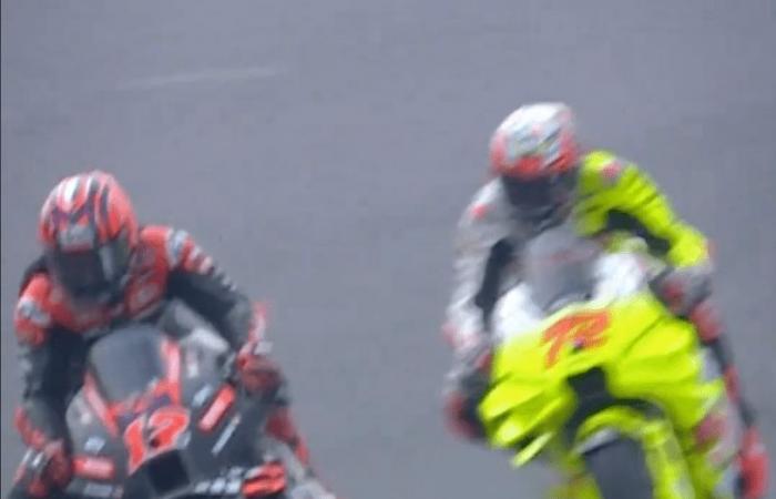 La star du MotoGP a été transportée d’urgence à l’hôpital par ambulance aérienne après un terrible accident avec son rival alors qu’une collision à 200 km/h fait l’objet d’une enquête.