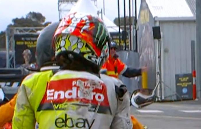 La star du MotoGP a été transportée d’urgence à l’hôpital par ambulance aérienne après un terrible accident avec son rival alors qu’une collision à 200 km/h fait l’objet d’une enquête.