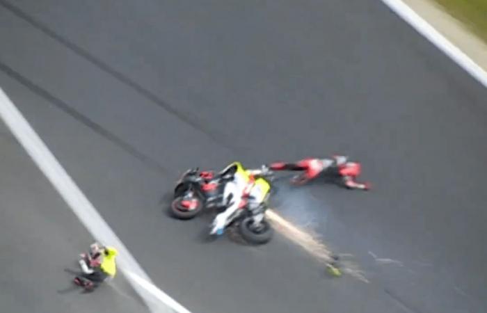 La star du MotoGP a été transportée d’urgence à l’hôpital par ambulance aérienne après un terrible accident avec son rival alors qu’une collision à 200 km/h fait l’objet d’une enquête.