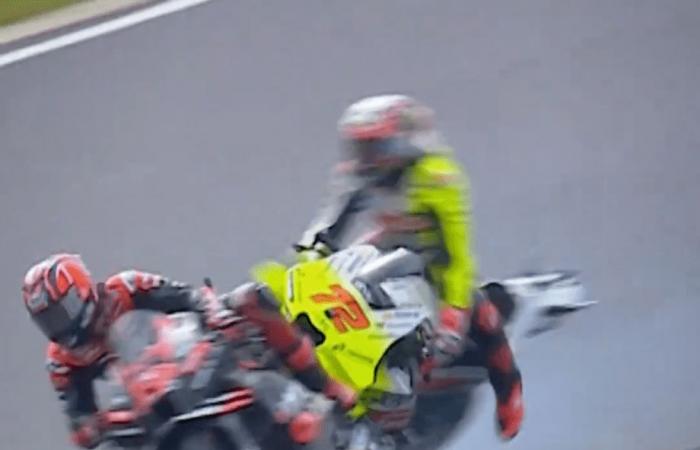 La star du MotoGP a été transportée d’urgence à l’hôpital par ambulance aérienne après un terrible accident avec son rival alors qu’une collision à 200 km/h fait l’objet d’une enquête.