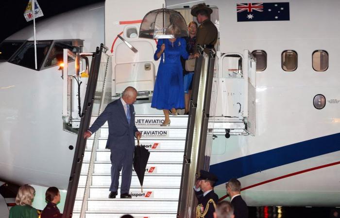 Accueil royal de Charles III et Camilla en Australie, sortie parapluies