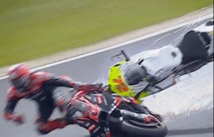 La star du MotoGP a été transportée d’urgence à l’hôpital par ambulance aérienne après un terrible accident avec son rival alors qu’une collision à 200 km/h fait l’objet d’une enquête.