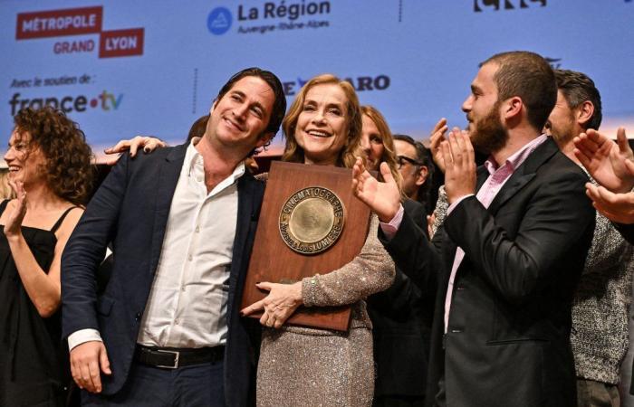 Isabelle Huppert déhanche sur “Nuit de Folie”, ses fils Angelo et Lorenzo applaudissent