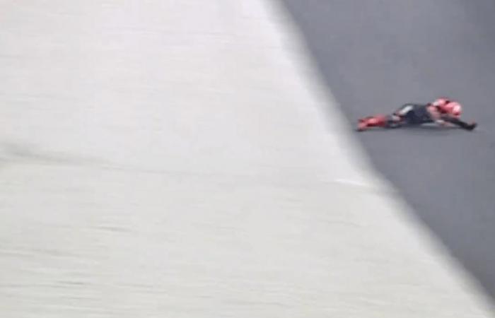 La star du MotoGP a été transportée d’urgence à l’hôpital par ambulance aérienne après un terrible accident avec son rival alors qu’une collision à 200 km/h fait l’objet d’une enquête.