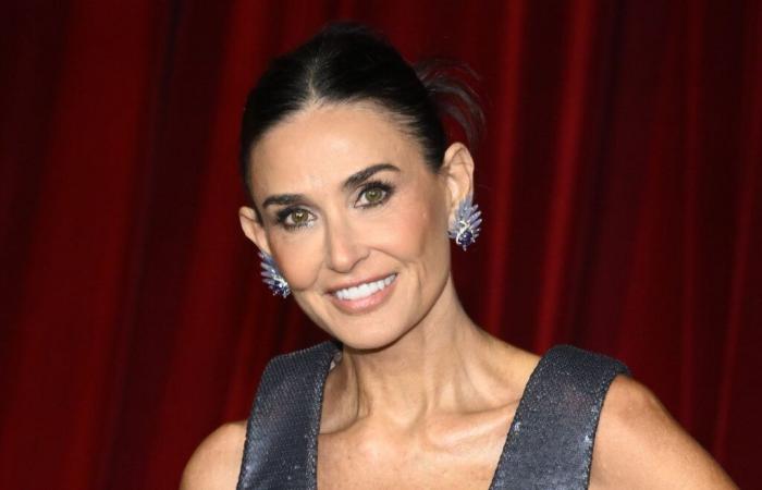 Demi Moore porte une robe argentée éblouissante et un chignon élégant au gala du musée de l’Académie 2024