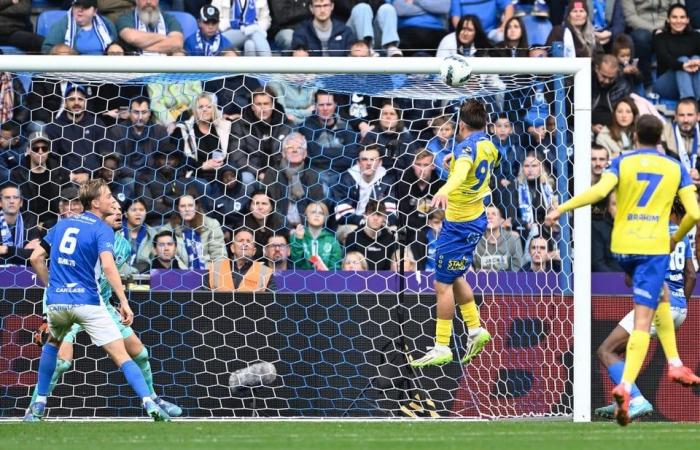 Le leader Genk conserve la victoire du derby à domicile malgré une défense courageuse de dix Truienaars combattant