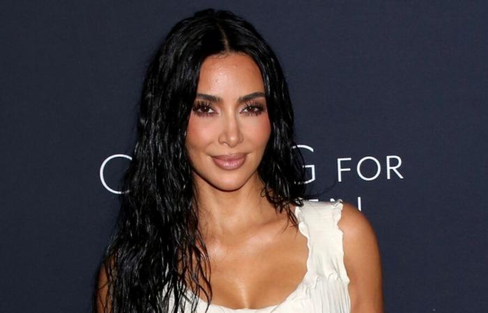 Kim Kardashian ose le body simple sur le tapis rouge, elle exhibe ses jambes et un décolleté prêt à déborder