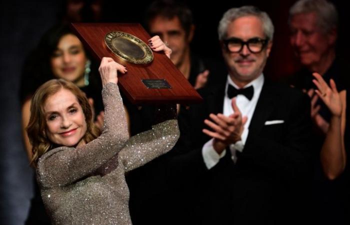 Isabelle Huppert, actrice intemporelle, auréolée du Prix Lumière 2024