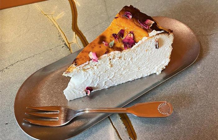 Chez Grave, le cheesecake dégage « un parfum réconfortant d’automne souligné par les notes grillées de peau brûlée »