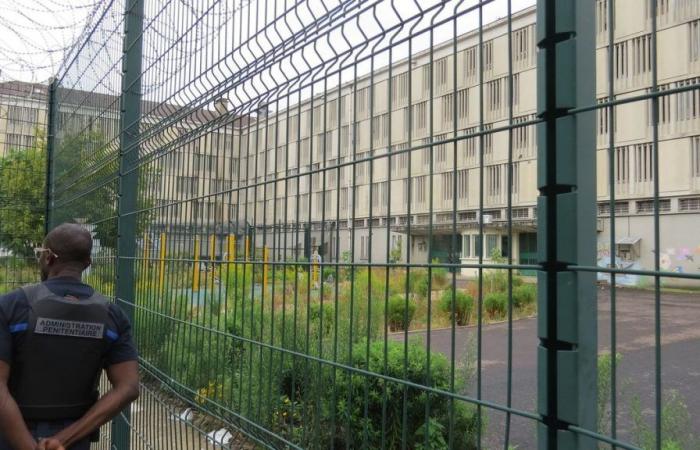 A Poissy, le détenu refuse de regagner sa cellule et se réfugie sur le toit de la prison