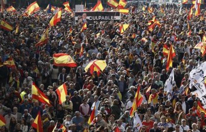 des milliers de manifestants défilent contre le gouvernement de Pedro Sanchez