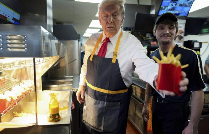 Pour se moquer de Kamala Harris, Donald Trump enfile un tablier chez McDonald’s