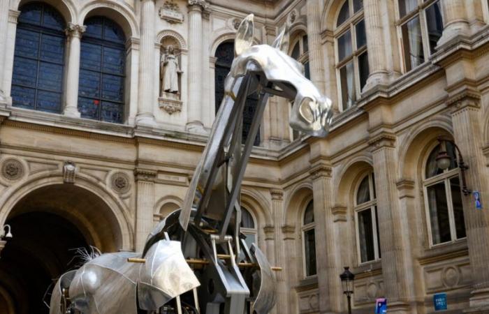 Zeus, le cheval de métal des JO 2024, exposé au château de Versailles