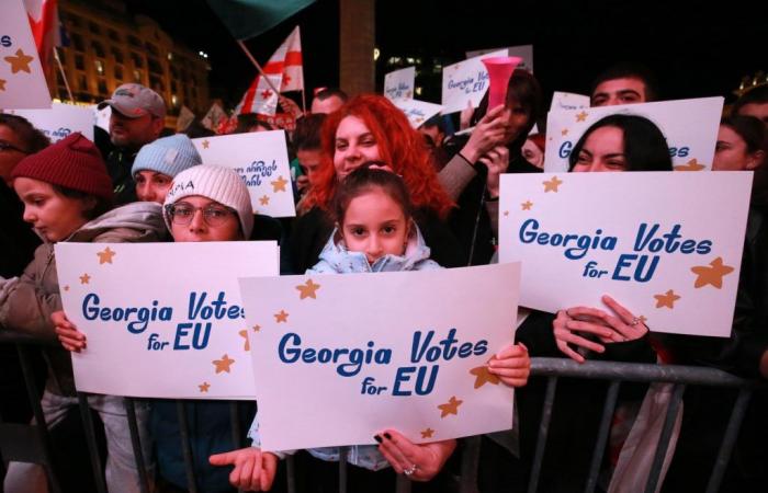 En Géorgie, des dizaines de milliers de manifestants pro-européens à Tbilissi avant les élections législatives