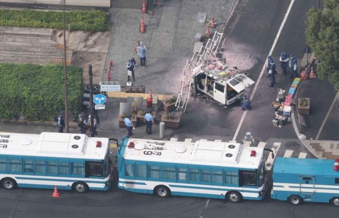 Un homme arrêté après que des bombes incendiaires ont été lancées sur le siège du parti au pouvoir au Japon et que sa voiture a heurté la barrière de sécurité autour du bureau du Premier ministre.