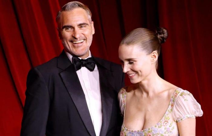 En parfait gentleman, Joaquin Phoenix ajuste la robe de sa compagne, Rooney Mara, sur le tapis rouge de Los Angeles