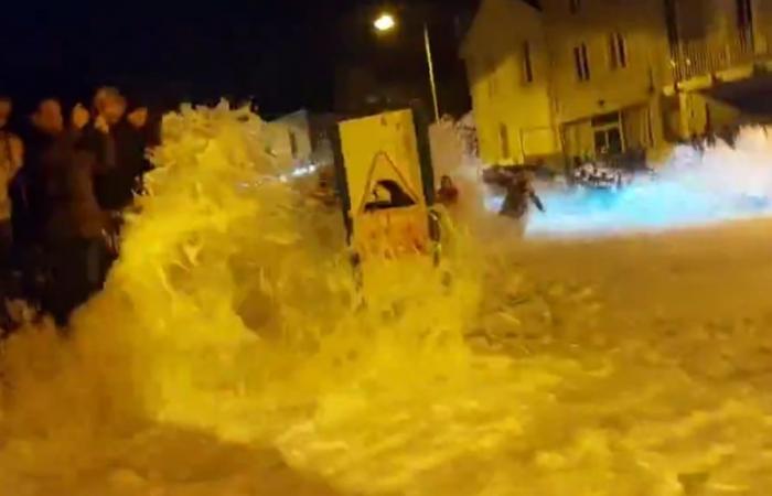 A Saint-Malo, des images impressionnantes de vagues géantes balayant les passants sur la route