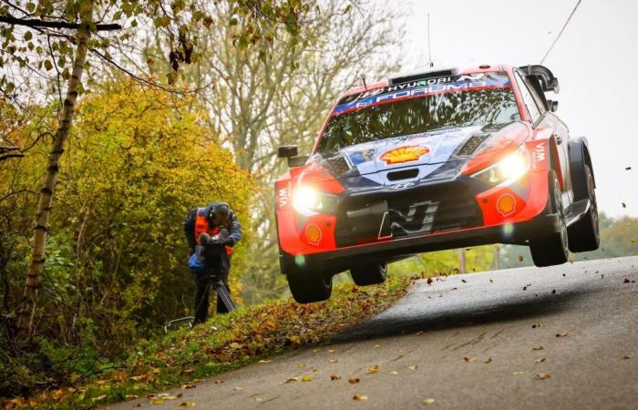 Tanak gagne après la chute d’Ogier alors que la lutte pour le titre se dirige vers le Japon