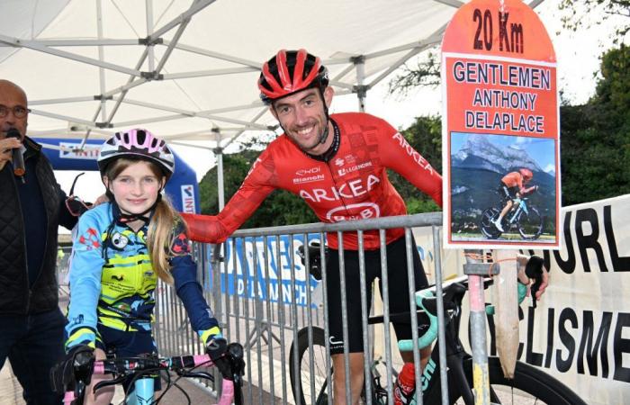 EN IMAGES. La grande famille du cyclisme du Cotentin réunie autour d’Anthony Delaplace