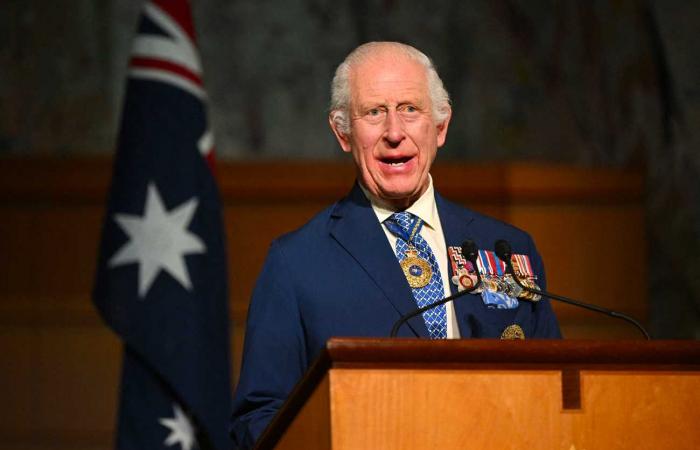 Le roi Charles III menacé et insulté par un sénateur australien évacué de force du parlement de Canberra