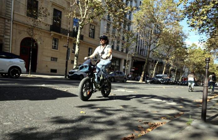 le phénomène des « fatbikes », ces imposants vélos électriques, fait débat à Paris