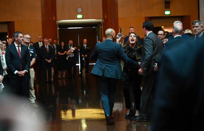 Le roi Charles III menacé et insulté par un sénateur australien évacué de force du parlement de Canberra