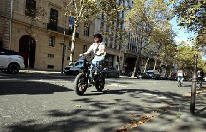 le phénomène des « fatbikes », ces imposants vélos électriques, fait débat à Paris