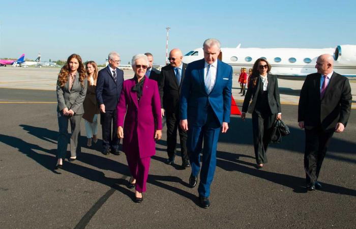 La princesse Muna de Jordanie accueillie au palais Elisabeta par Margareta et Radu de Roumanie