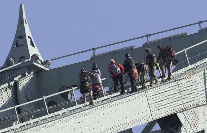 Coup d’oeil au pont Jacques-Cartier