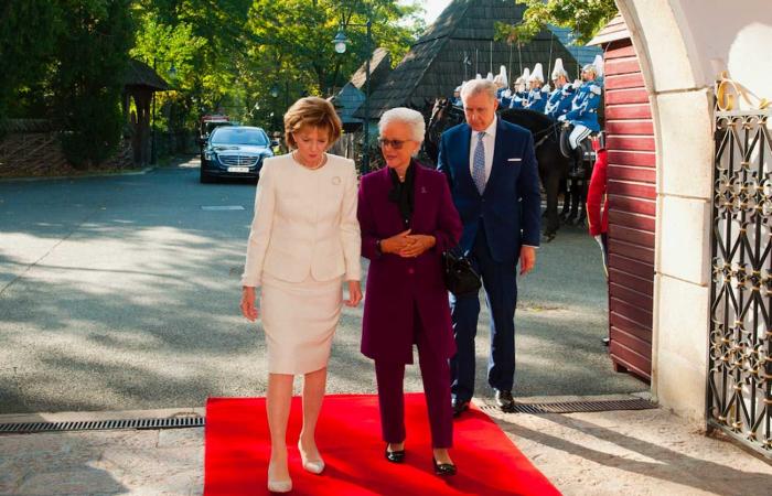 La princesse Muna de Jordanie accueillie au palais Elisabeta par Margareta et Radu de Roumanie