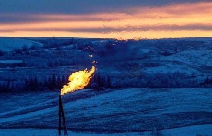 Le pétrole recule, espoirs de désescalade au Moyen-Orient et hausse des actions américaines