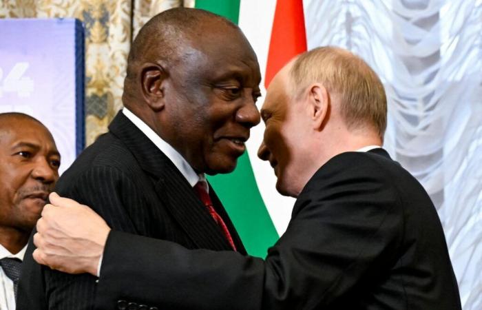 Au sommet des BRICS, le président sud-africain Cyril Ramaphosa qualifie la Russie d’« ami précieux »