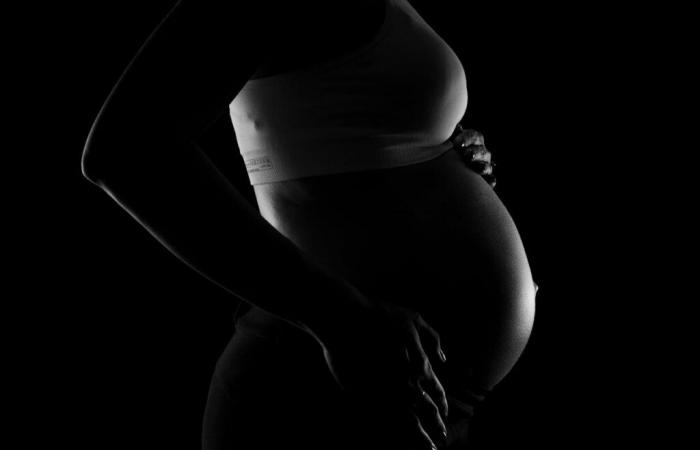 Une femme enceinte tombe du 17ème étage, ce qui arrive à son bébé à naître est difficile à croire