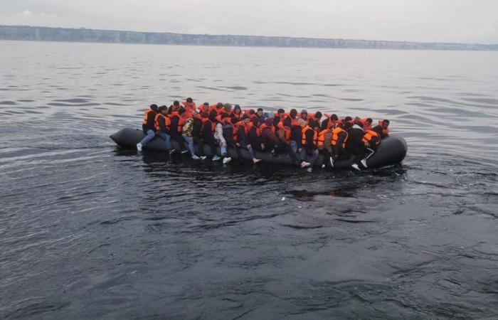 Trois migrants meurent en traversant la Manche, une cinquantaine de personnes secourues