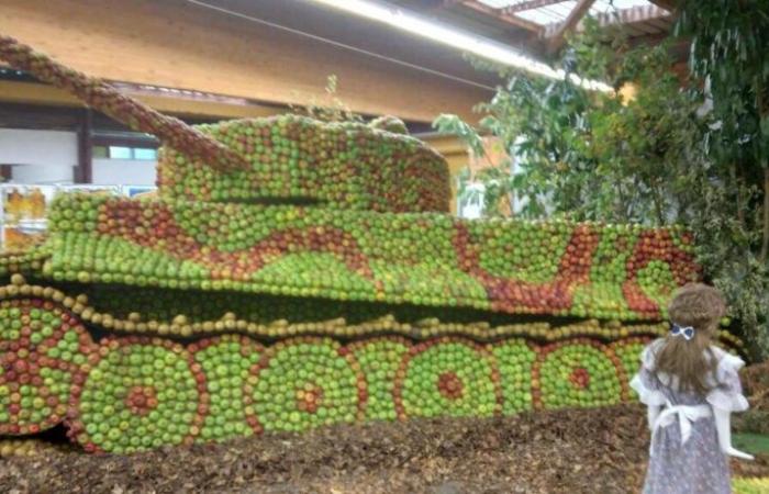 Des milliers de visiteurs pour voir la reproduction en pomme d’un char Tigre de l’Orne