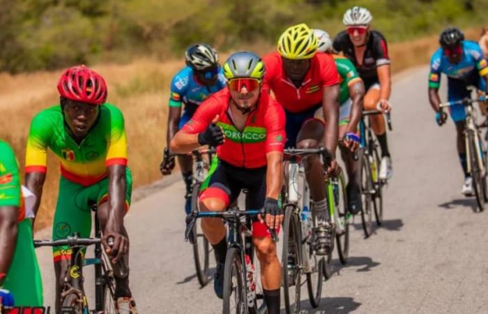 Les cyclistes marocains montent sur le podium lors de la première étape