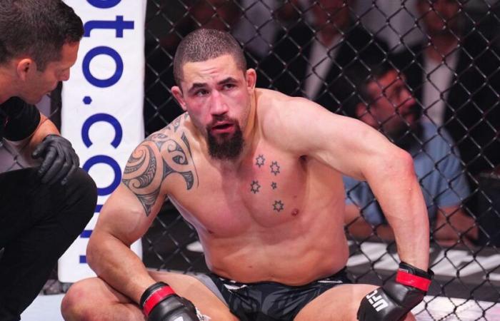 La photo de l’UFC 308 détaille la mâchoire brisée de Robert Whittaker et les dents de la soumission de Khamzat Chimaev