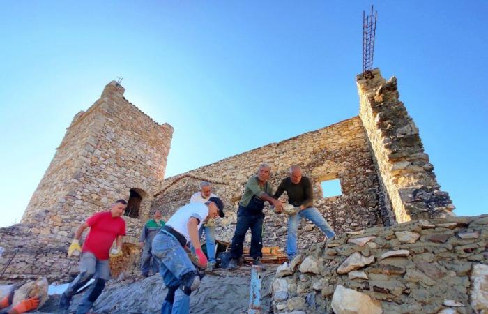 Depuis 23 ans, ces infatigables bénévoles se réunissent chaque samedi pour reconstruire un château médiéval en ruine dans l’arrière-pays niçois.