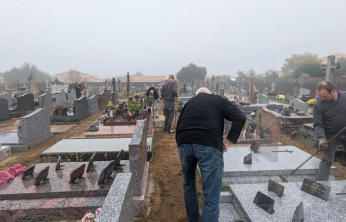 des bénévoles nettoient le cimetière de cette commune de Loire-Atlantique