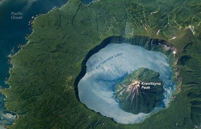 découvrez le volcan entouré d’un lac, lui-même niché dans une île entourée par la mer !