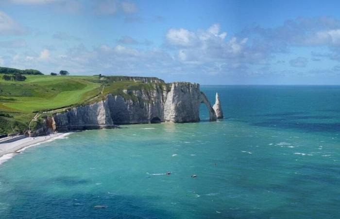 La petite ville de France qui attire le plus de visiteurs sur Wikipédia est la Normandie.