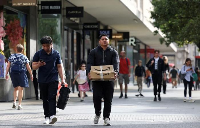 Les prix des magasins britanniques baissent plus rapidement, mais les détaillants mettent en garde contre les risques budgétaires