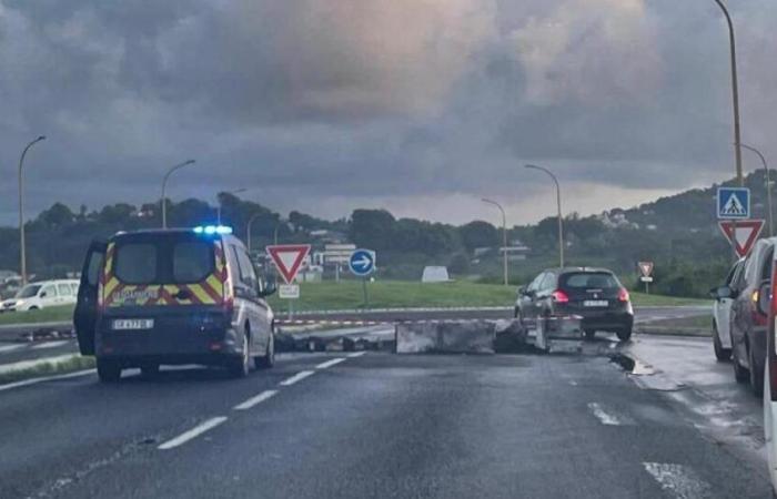 Quatre véhicules incendiés dans la nuit à Rivière-Salée, plusieurs barrages routiers en début de semaine