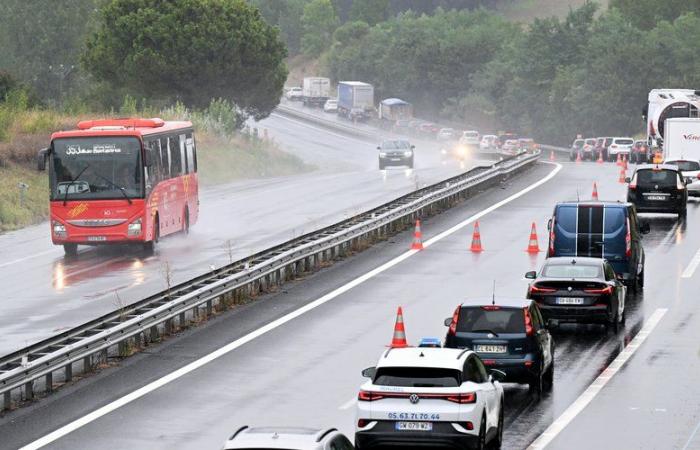 un véhicule prend feu, une dizaine de personnes sont secourues par les secours