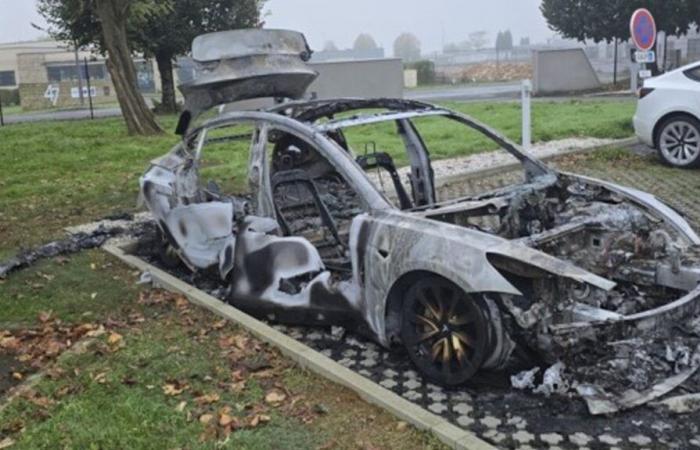 Une Tesla retrouvée en feu près d’une borne électrique à Chauray