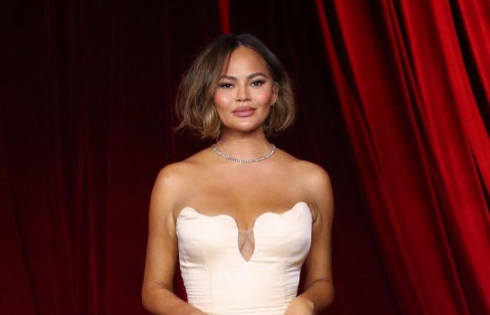 Chrissy Teigen, dans une tenue presque entièrement transparente, elle laisse peu à l’imagination