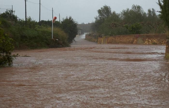 La tempête qui maintient une grande partie de la péninsule en alerte en raison de fortes pluies, en images