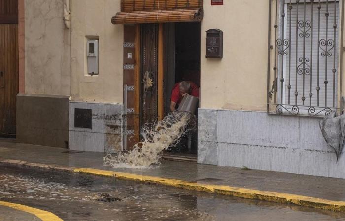 La tempête qui maintient une grande partie de la péninsule en alerte en raison de fortes pluies, en images