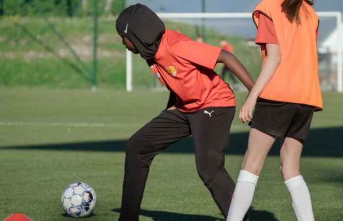 Une loi pourrait bientôt interdire le port du foulard ou des symboles religieux dans toutes les compétitions sportives en France