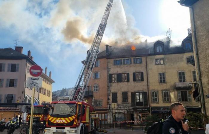 violent incendie sur le toit du centre historique, une grosse bombe déployée